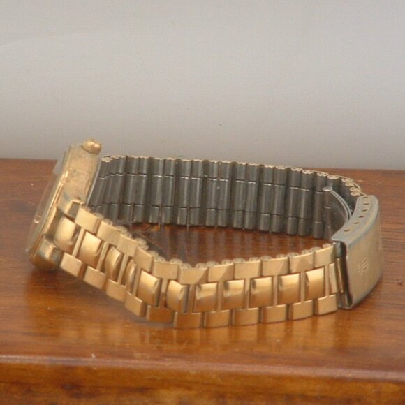 Pre-Owned Women’s Gold Color Bill Blass 001-2035 Dress Analog Watch - Picture 3 of 6